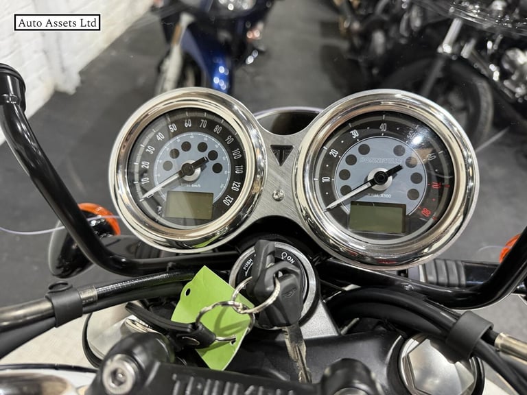 2024 Triumph BONNEVILLE Bonneville T100 (21MY) Roadster/Retro PETROL Manual