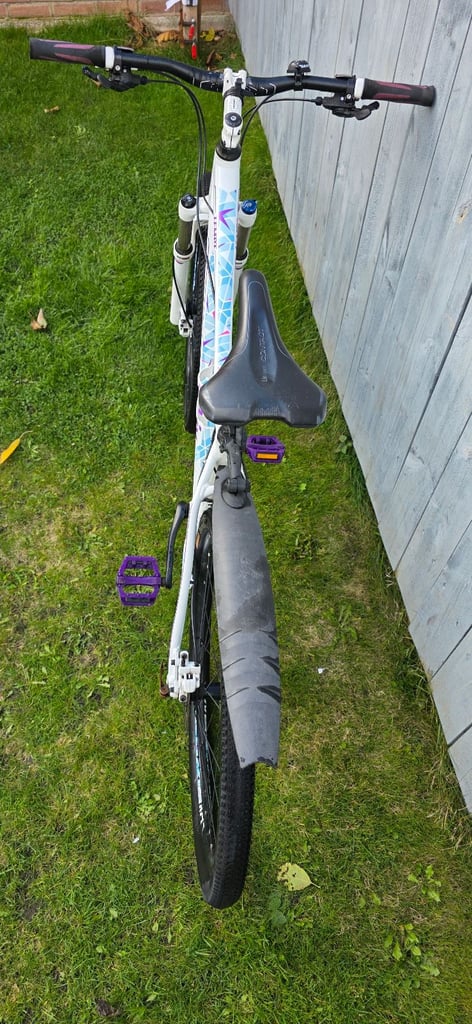 Giant Liv women’s performance bikes medium size 27.5 wheels hydraulic brakes everything works perfec