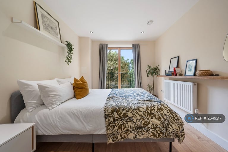 3 bedroom flat in Upper Clapton Road, London, E5 (3 bed) (#2649217)