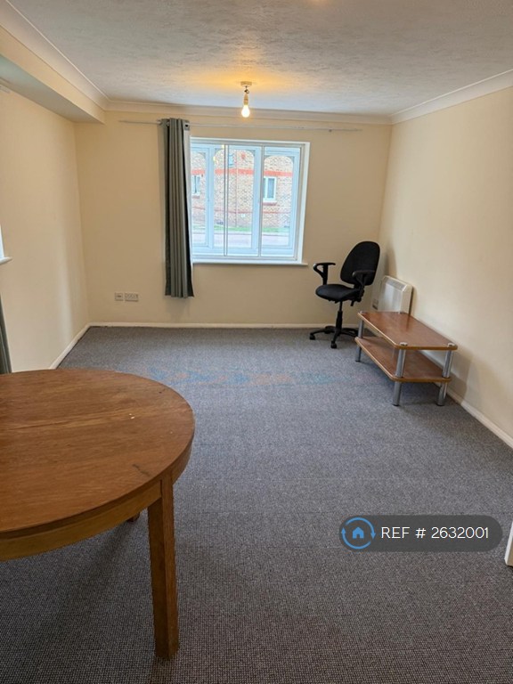 2 bedroom flat in Stirling Grove, Hounslow, TW3 (2 bed) (#2632001)