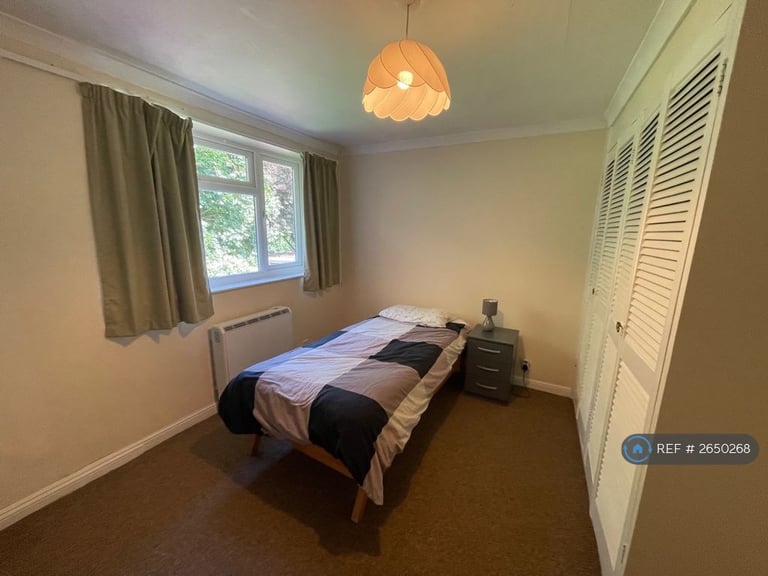 1 bedroom flat in Bradford Court, Leamington Spa, CV31 (1 bed) (#2650268)