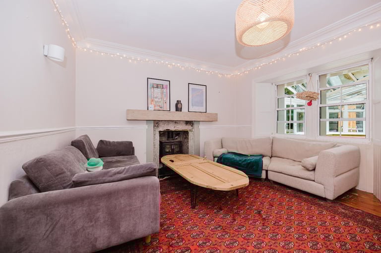 Incredible, 5 bedroom, detached family home with huge garden and conservatory, near Newbridge