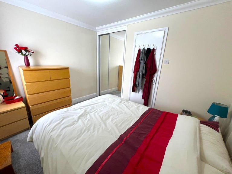 Excellent condition 2 bedrooms 2 receptions terrace house in woodford Green, ilford