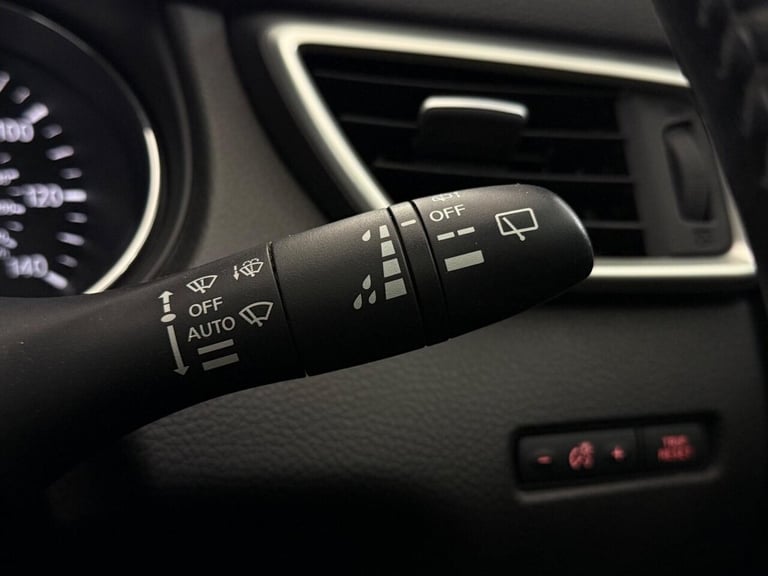 2016 Nissan Qashqai 1.2 DiG-T N-Connecta 5dr HATCHBACK PETROL Manual