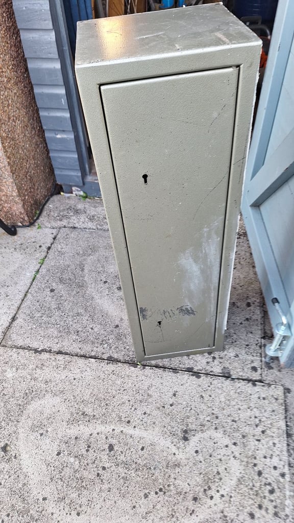 Gun cupboard for 2 guns