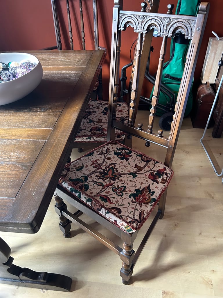 Old Charm Oak Dining Suite, Extending table, four chairs and two carvers. Good condition