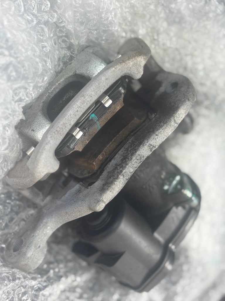 REDUCED : Quick Sale - Genuine NISSAN LEAF ZE1 Rear Left and right  Brake CalipersElectric 110kw