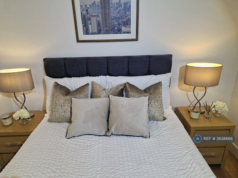 2 bedroom flat in Sugar Lane, London, SE16 (2 bed) (#2638668)