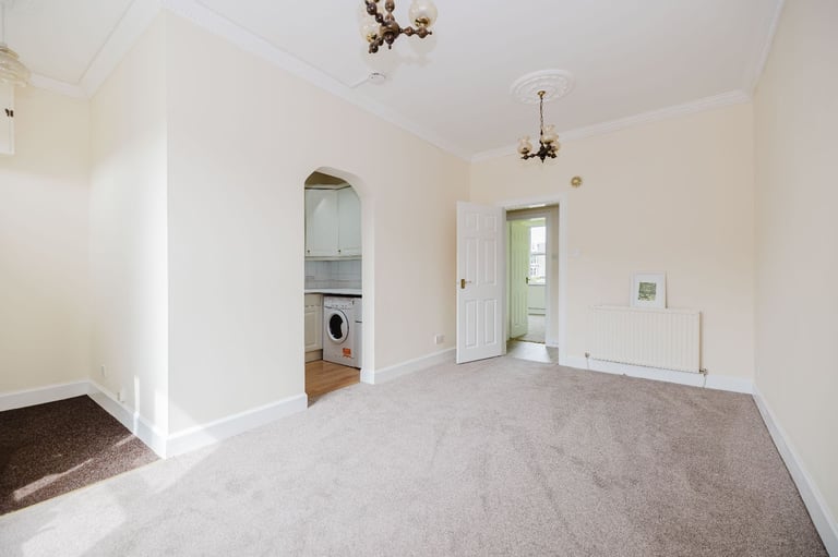  Bright and neutral, 2-bedroom, main door, furnished flat in Newington - available soon