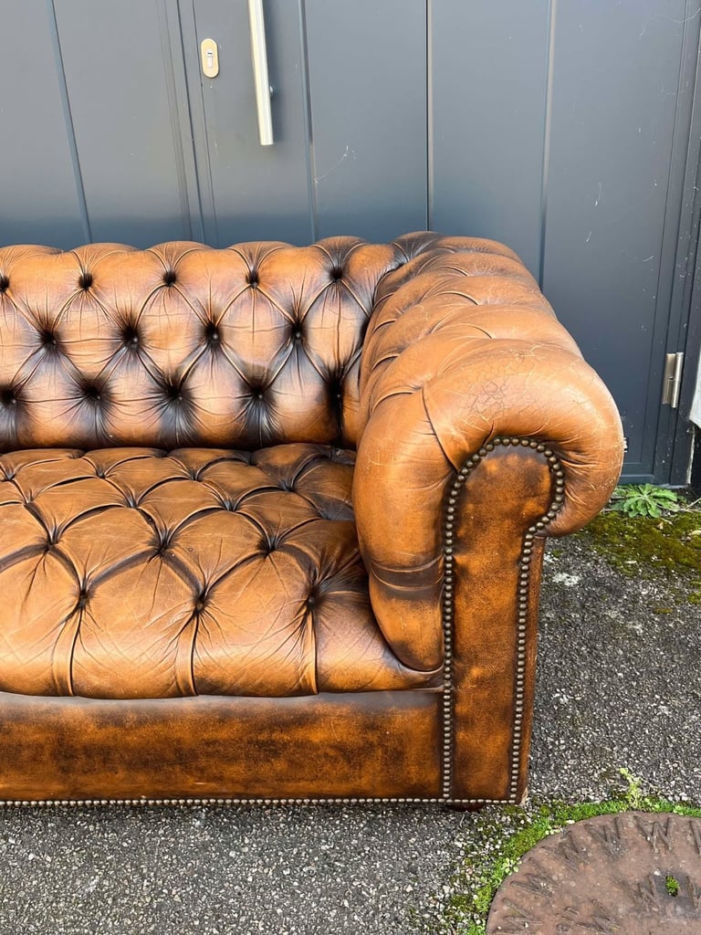 Stunning Fully buttoned Whisky Brown Leather Chesterfield 2-Seater Club Sofa