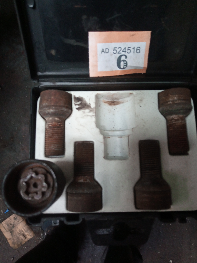 Mercedes locking wheel nut set 