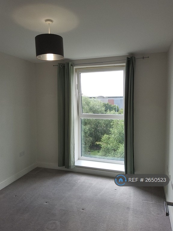 2 bedroom flat in Osprey House, Reading, RG2 (2 bed) (#2650523)