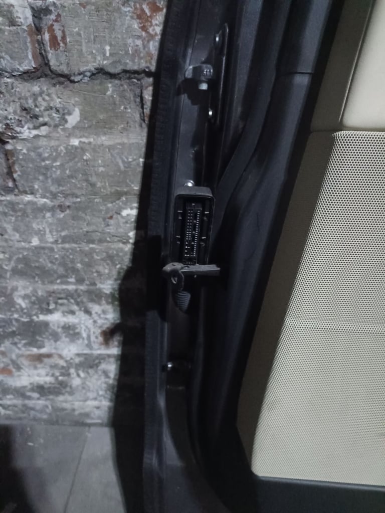 Range Rover Evoque SDV8 2017 Rear Right Door Complete– Trim, Switches, Interior Panel