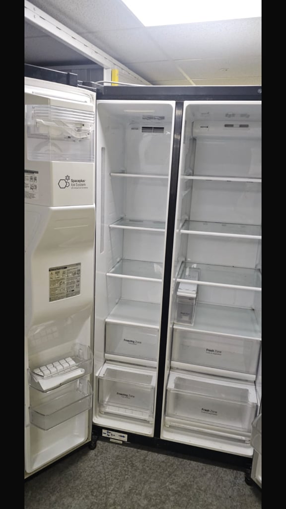 LG black American fridge freezer. In excellent working condition. At very reasonable price. 