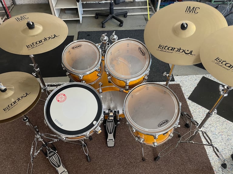 Tamburu drum’s Istanbul cymbals.