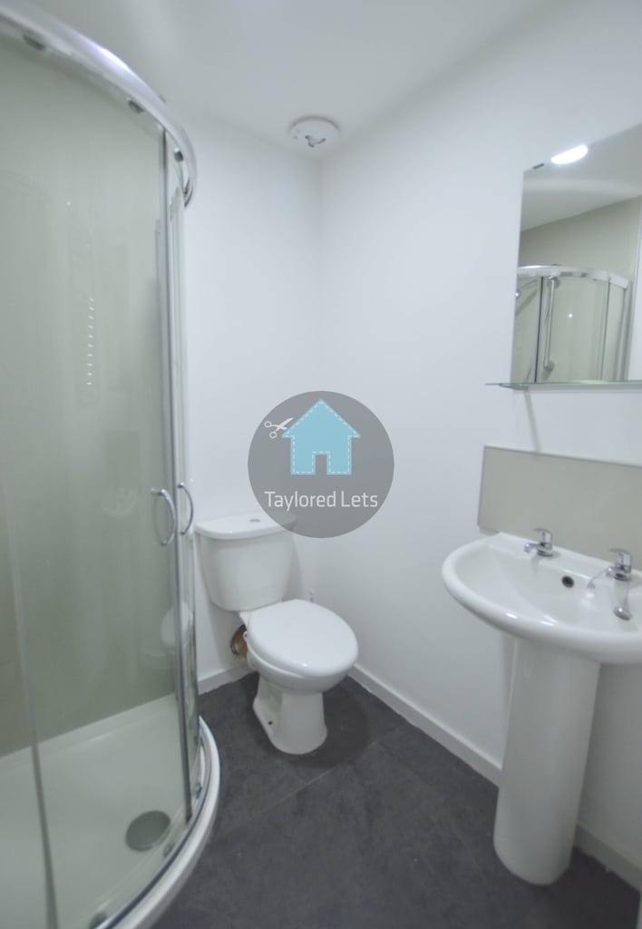 ONE BEDROOM AVAILABLE TO RENT IN A STUDENT HOUSE SHARE IN HEATON - £91PPPW