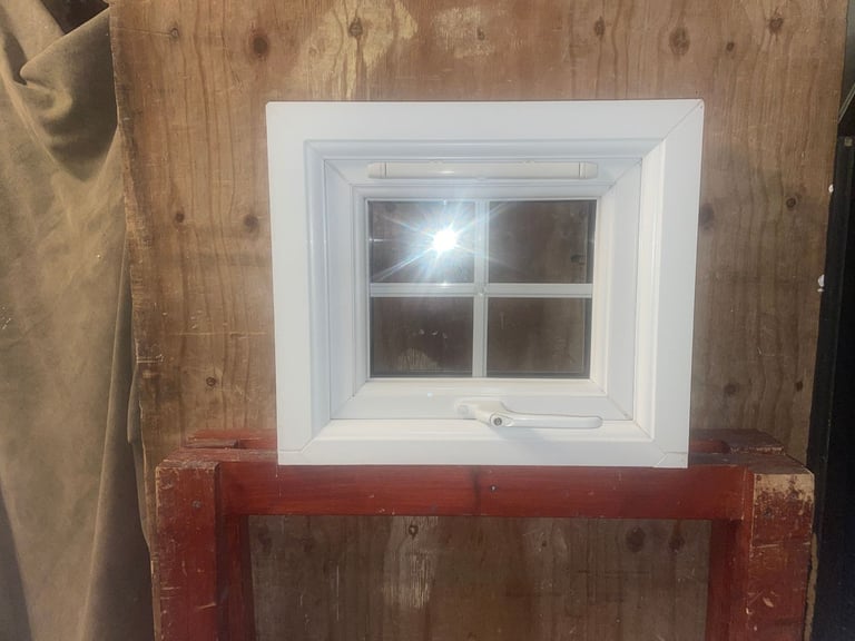 H 36.5 x W 47 cm - BEAUTIFUL SMALL GEORGIAN UPVC DOUBLE GLAZED WINDOW - CLEAR THERMAL (REF: SJ462)