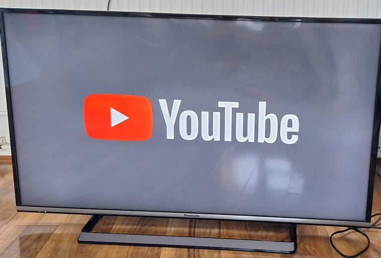 image for Smart Panasonic 40in screen LCD TV TX-40CS520B TV ,in good condition and working order Flat screen