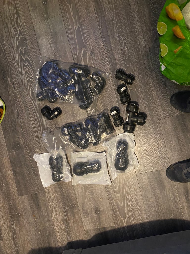 Push fit pipe connections 