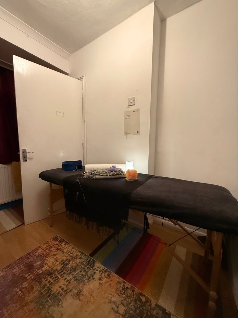 Qualified Female Massage Therapist — Dagenham (RM10) BOOK NOW