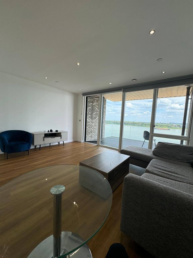 Thames River View, Ensuite Room for Rent, Couple Friendly 