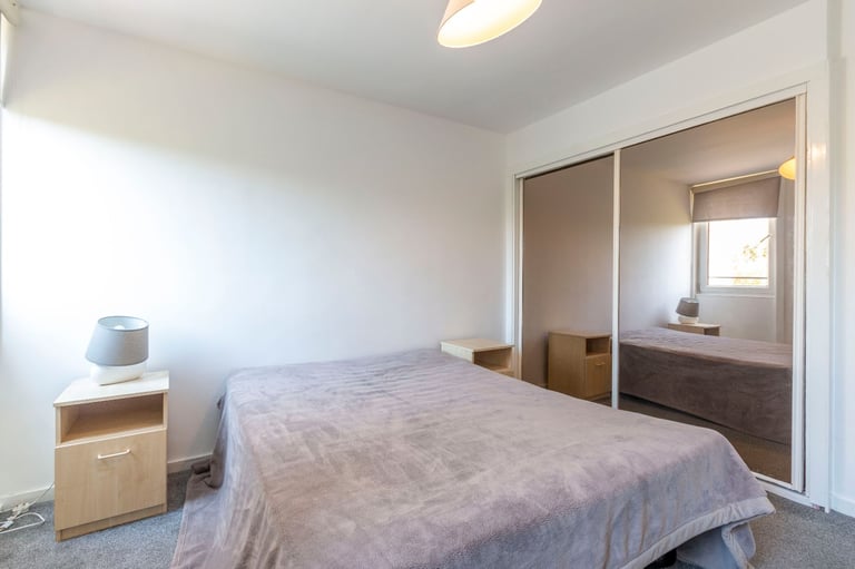 Desirable, 3-bedroom, HMO flat with parking, near the Gyle - available October