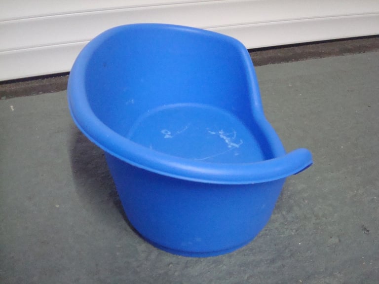 DOG/PET BED IN GOOD CONDITION FOR A SMALL DOG CAT 