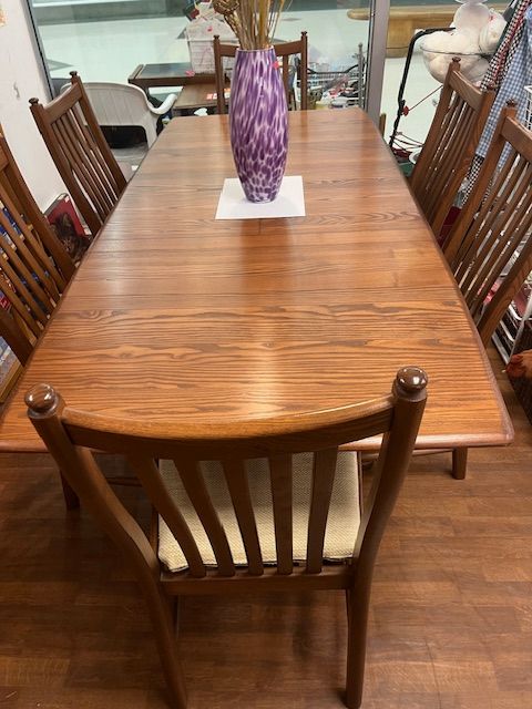 Ercol Beautiful Six Seater Extendable Dining Table plus Chairs 