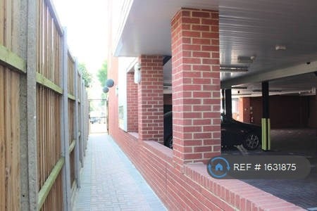 2 bedroom flat in Hazeltree Lodge, London, N13 (2 bed) (#1631875)