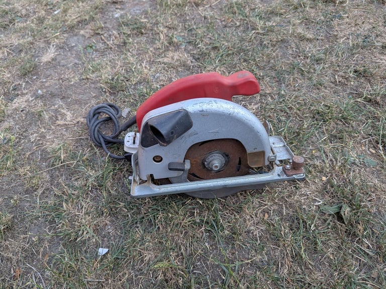 image for WICKES 800W ELECTRIC CIRCULAR SAW IN GOOD WORKING ORDER + CAN BE SEEN WORKING