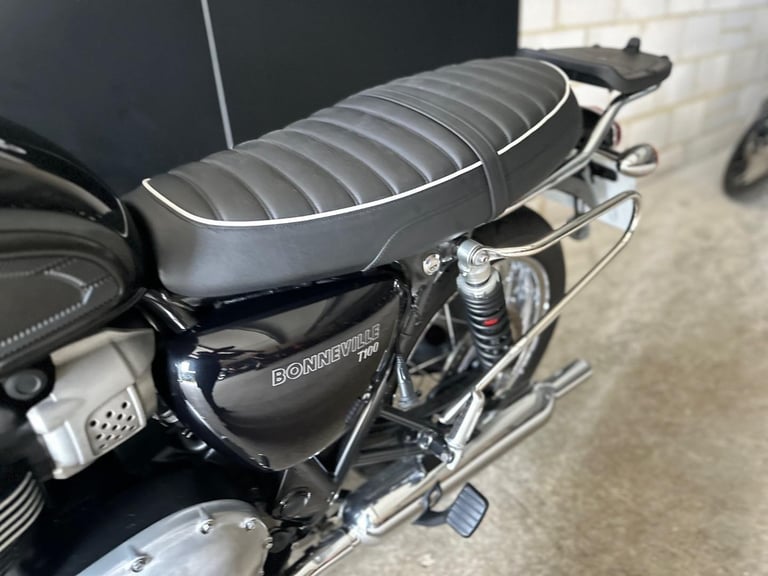 STUNNING LOW MILEAGE 2020/20 TRIUMPH BONNEVILLE T100 MOTORCYCLE
