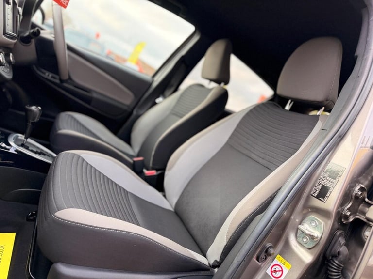 2016 Toyota Yaris 1.5 VVT-h Design E-CVT Euro 6 5dr Hatchback Automatic