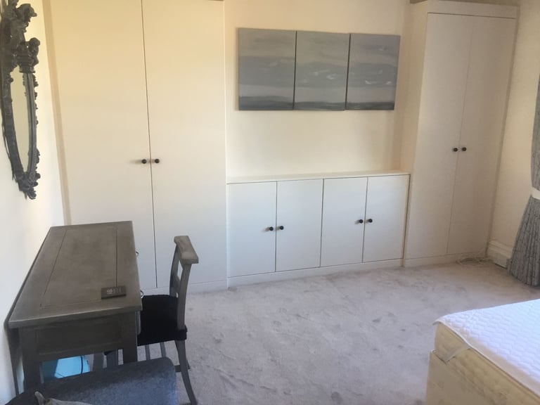 DOUBLE ROOM WITH OWN PRIVATE SHOWER ROOM TO RENT. GREAT LOCATION.