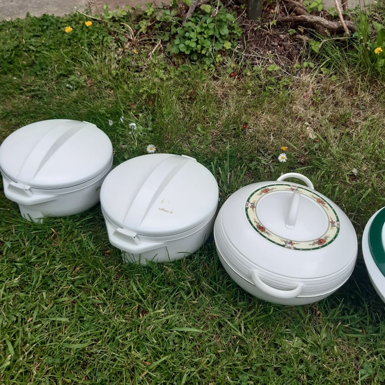 Insulated food containers / hot pots