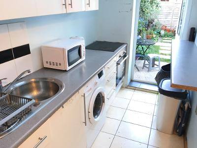 In House Medium Room To Let Share 3 Bath Shower Kitchen Garden InclBillsNet VeryNearTubeBusShops