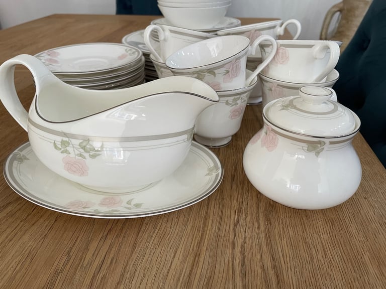 image for Royal Doulton Dinner Service Tableware “Twilight Rose”