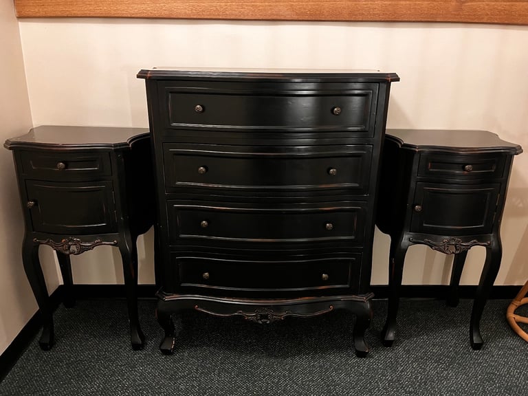 image for *URGENT* Chest of drawers and 2 x nigthstands