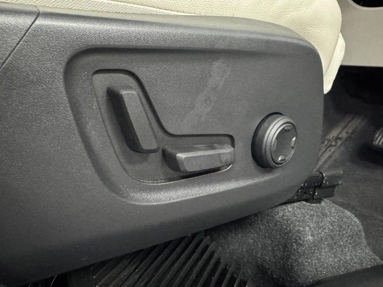 VOLVO XC40 1.5h T5 Recharge 10.7kWh Ultimate Dark Auto Euro 6 (s/s) 5dr 2023