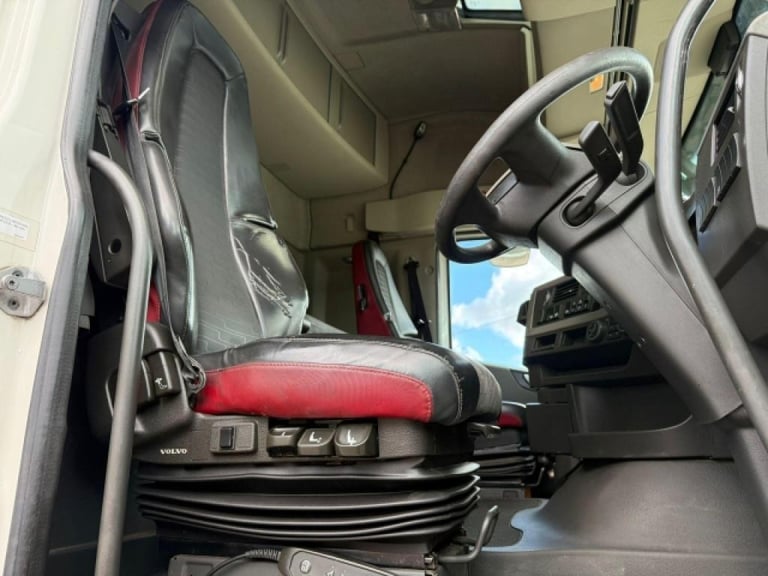 VOLVO FH 460 6x2 MID LIFT SLEEPER CAB TRACTOR UNIT