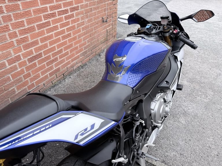 YAMAHA YZF R1 16