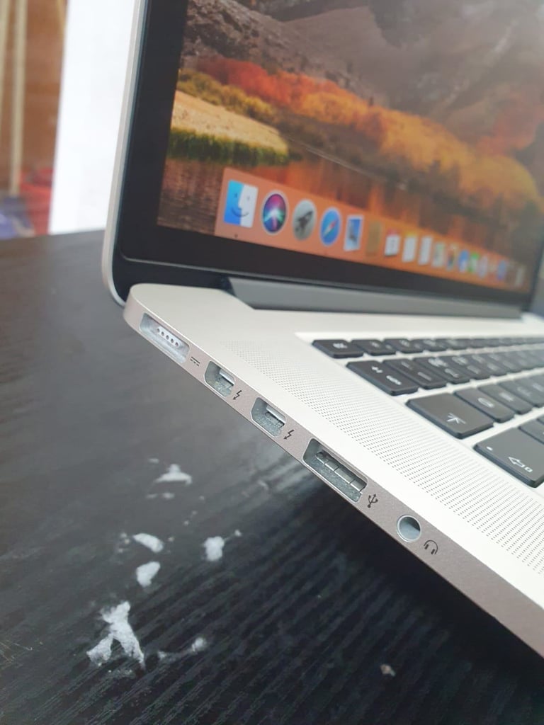 MacBook pro 15 Inch, 16 GB RAM, I7 Intel  
