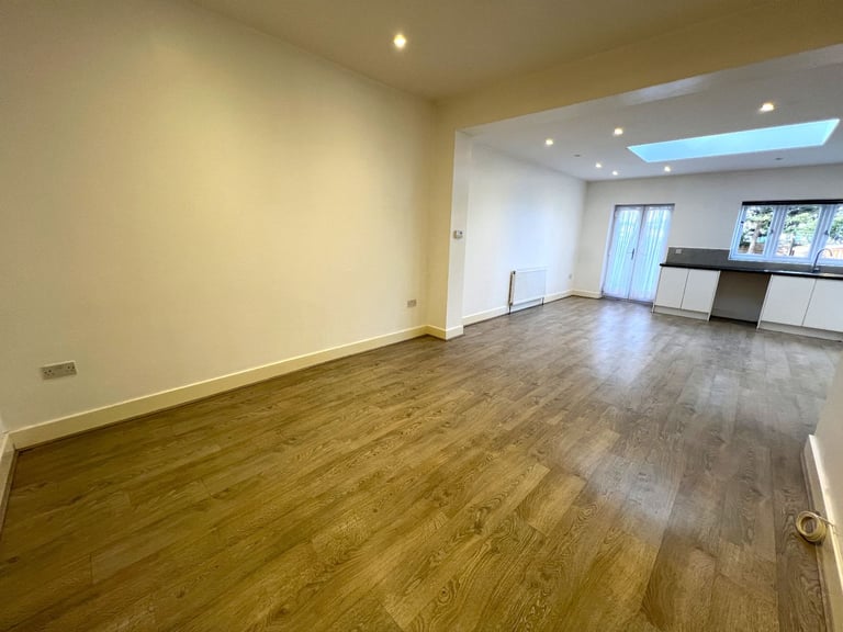 Out class spacious 5 Bedrooms house with 3 Toilets and Bathrooms in ilford --Company Let allowed