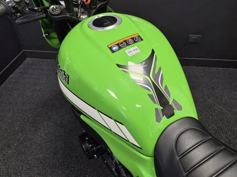 Kawasaki Z900 RS cafe 2514 miles nice extras