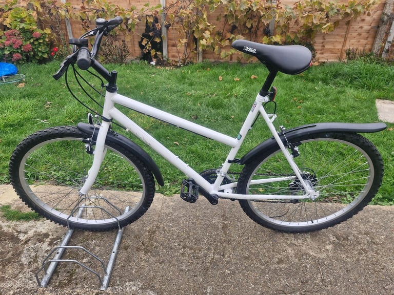 GIRLS LADIES WOMES ADULTS WHITE 26 INCH WHELLS 21 INCH FRAME 18 SPEED BIKE BICYCLE