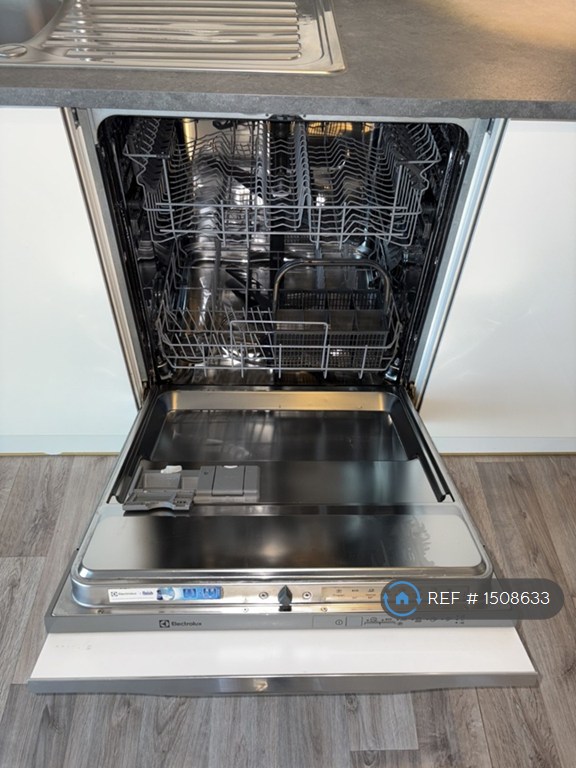 2 bedroom flat in Albarn Court, Colchester, CO2 (2 bed) (#1508633)
