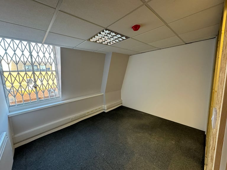 20% Off | Bright Creative Workspace/Artist Studio with Natural Lighting - Woodford, IG8