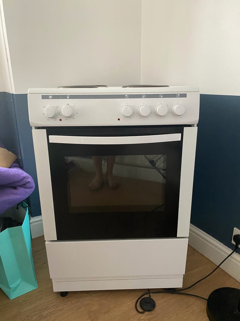 ESSENTIALS 60 cm Electric Solid Plate Cooker 