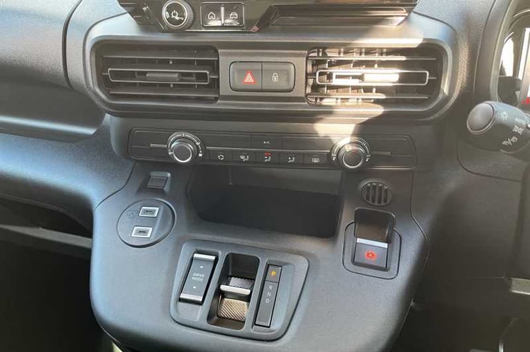 2025 Vauxhall Combo Life Electric 52kWh Design XL MPV 5dr Electric Auto (7.4kW Charger) (136 ps) ...