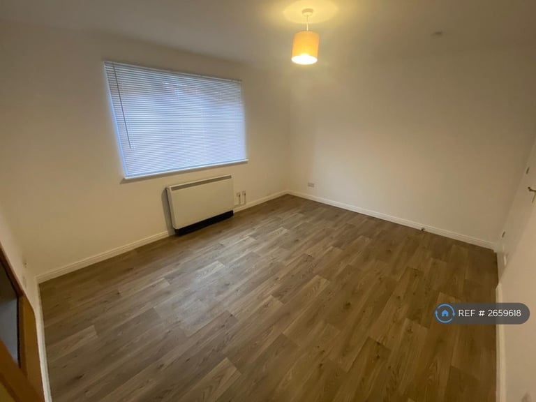 2 bedroom flat in Main Street, Glasgow, G40 (2 bed) (#2659618)