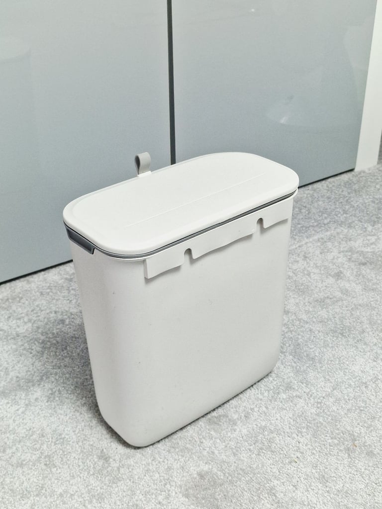 Trash Can with Lid
